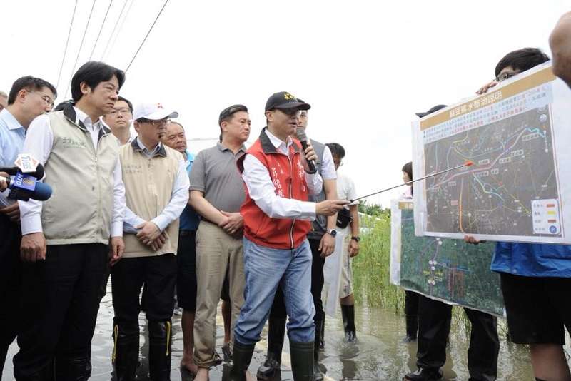 823暴雨讓南台灣大淹水,行政院長賴清德的「上帝論」遭致批評。圖為賴清德訪視台南災區。(取自賴清德臉書) 823暴雨讓南台灣大淹水,行政院長賴清德的「上帝論」遭致批評。圖為賴清德訪視台南災區。(取自賴清德臉書)