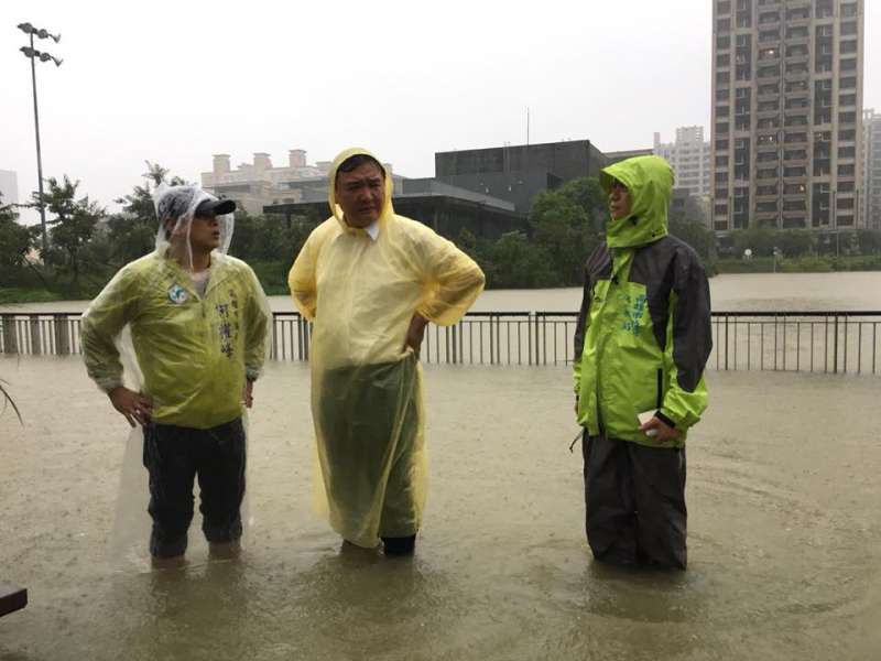 20180828-高雄市清晨兩波大雨,造成多處低窪地區積水,滯洪池滿溢致周邊道路淹水,高市府28早上6時12分宣布停班停課,但造成市民上班及家長接送小朋友不便,代理市長許立明(中)為此致歉。(取自許立明臉書) 20180828-高雄市清晨兩波大雨,造成多處低窪地區積水,滯洪池滿溢致周邊道路淹水,高市府28早上6時12分宣布停班停課,但造成市民上班及家長接送小朋友不便,代理市長許立明(中)為此致歉。(取自許立明臉書)