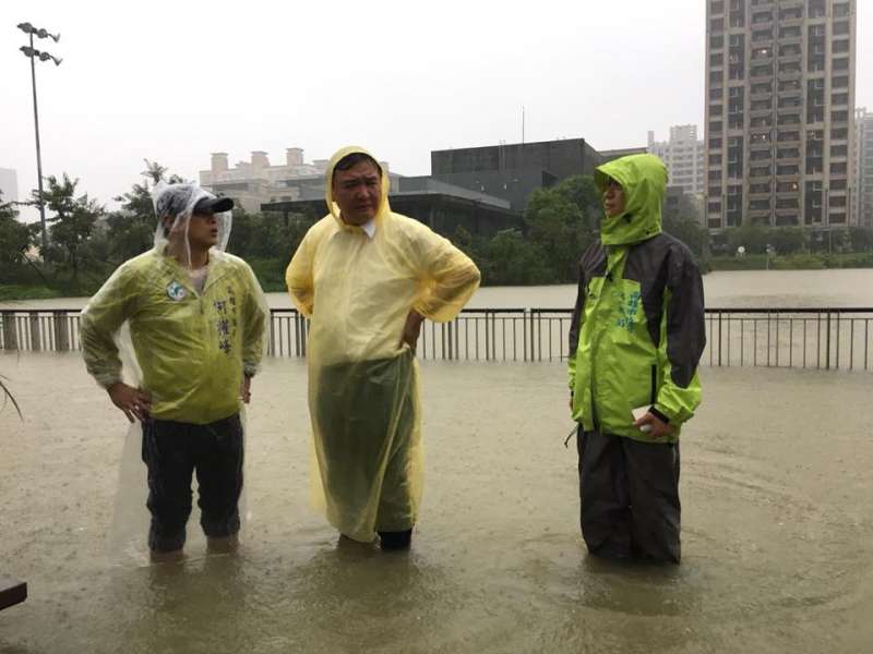 20180828-高雄市清晨兩波大雨，造成多處低窪地區積水，滯洪池滿溢致周邊道路淹水，高市府28早上6時12分宣布停班停課，但造成市民上班及家長接送小朋友不便，代理市長許立明（中）為此致歉。（取自許立明臉書）