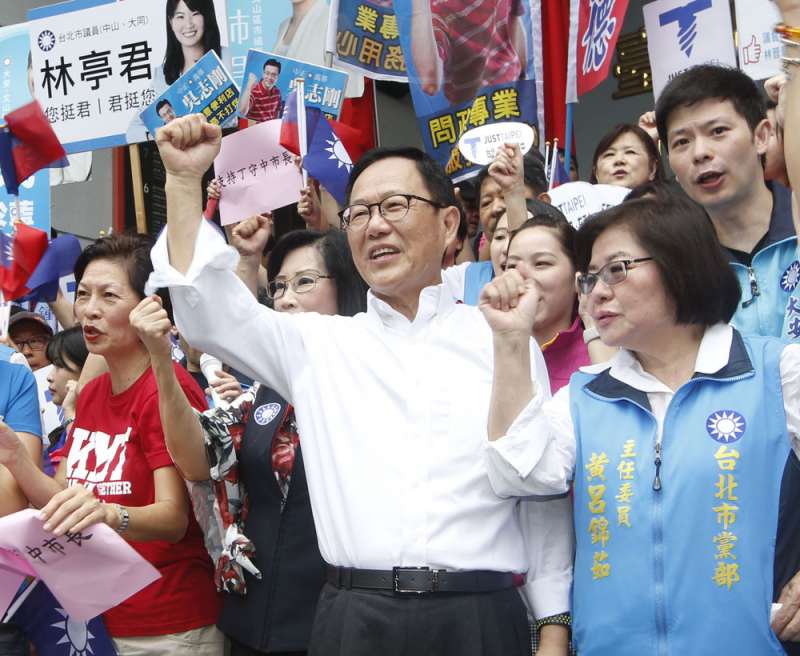 藍營開始擔心丁守中(右二)失守「連勝文防線」。(郭晉瑋攝) 藍營開始擔心丁守中(右二)失守「連勝文防線」。(郭晉瑋攝)