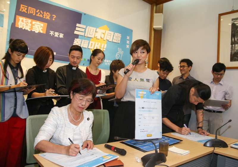 20180829-婚姻平權大平台「「三個不同意,幸福OK!行動正式開跑」記者會,與會來賓現場簽名、加入「百萬不同意票」名冊,(前排左起)立委尤美女、婚姻平權大平台總召呂欣潔、立委林昶佐。(陳明仁攝) 20180829-婚姻平權大平台「「三個不同意,幸福OK!行動正式開跑」記者會,與會來賓現場簽名、加入「百萬不同意票」名冊,(前排左起)立委尤美女、婚姻平權大平台總召呂欣潔、立委林昶佐。(陳明仁攝)