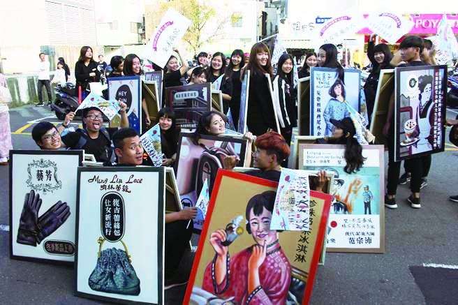 學生們將廣告看板穿上身,參與大遊行。(圖/遠流提供) 學生們將廣告看板穿上身,參與大遊行。(圖/遠流提供)
