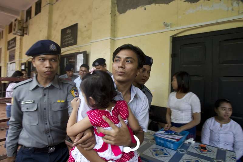 今年7月30日，《路透》記者吳覺梭出庭時，在午餐時間抱著3歲幼女（AP）