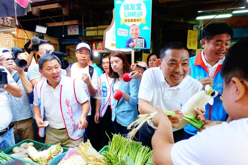20180905-國民黨新北市長參選人侯友宜5日上午前往新莊宏泰市場掃街拜票,獲得民眾、攤販熱烈歡迎。(羅暐智攝) 20180905-國民黨新北市長參選人侯友宜5日上午前往新莊宏泰市場掃街拜票,獲得民眾、攤販熱烈歡迎。(羅暐智攝)