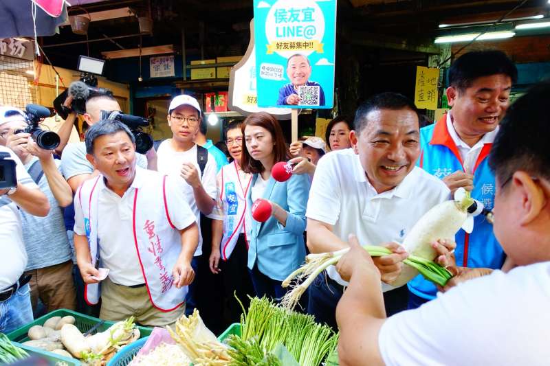 20180905-國民黨新北市長參選人侯友宜5日上午前往新莊宏泰市場掃街拜票，獲得民眾、攤販熱烈歡迎。（羅暐智攝）