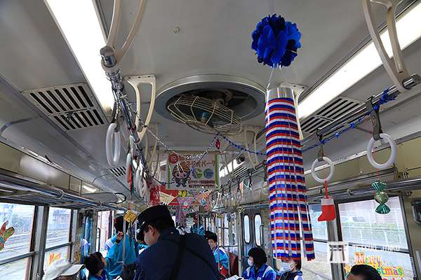 為了吸引觀光客,銚子電鐵的員工會依照時節,佈置列車,讓人感受到濃濃的節慶氣氛。(圖/陳威臣攝影|想想論壇提供) 為了吸引觀光客,銚子電鐵的員工會依照時節,佈置列車,讓人感受到濃濃的節慶氣氛。(圖/陳威臣攝影|想想論壇提供)