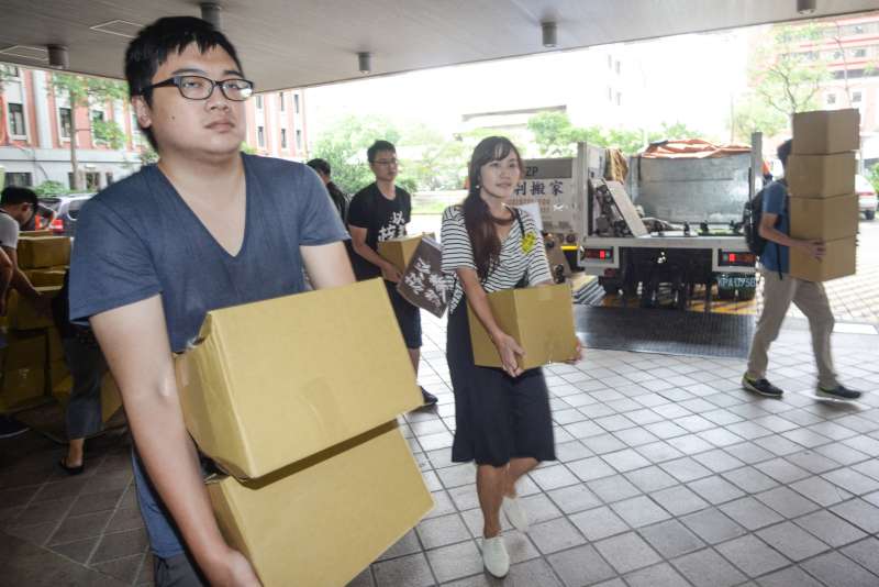 20180906-以核養綠公投送件,民眾將連署書搬進內政部大樓。(甘岱民攝) 20180906-以核養綠公投送件,民眾將連署書搬進內政部大樓。(甘岱民攝)