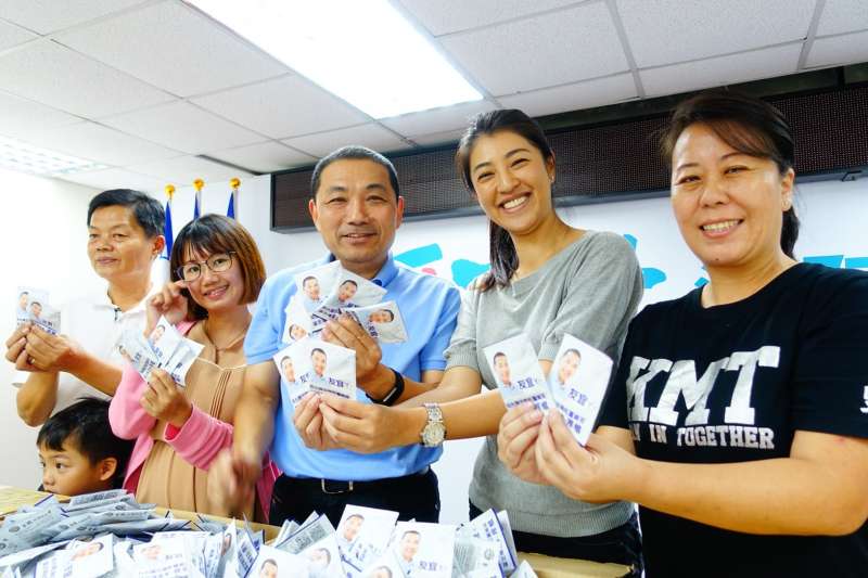 20180909_國民黨立委許淑華(右二)陪同南投青年茶農北上,準備2萬份特製肖像茶包給新北市長參選人侯友宜(右三)。(羅暐智攝) 20180909_國民黨立委許淑華(右二)陪同南投青年茶農北上,準備2萬份特製肖像茶包給新北市長參選人侯友宜(右三)。(羅暐智攝)