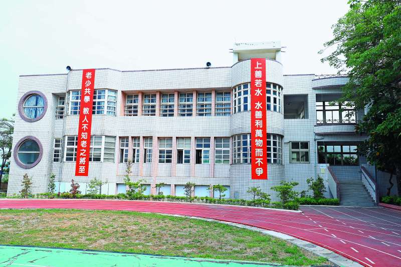 善水國中校園內大大的二行字,說明了校名的由來典故。(圖/台中市政府提供) 善水國中校園內大大的二行字,說明了校名的由來典故。(圖/台中市政府提供)