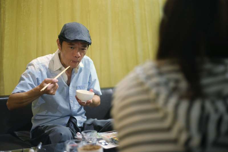 一進門就先吃飯,不若一般演員,沒扭捏作態。(圖/文化+) 一進門就先吃飯,不若一般演員,沒扭捏作態。(圖/文化+)