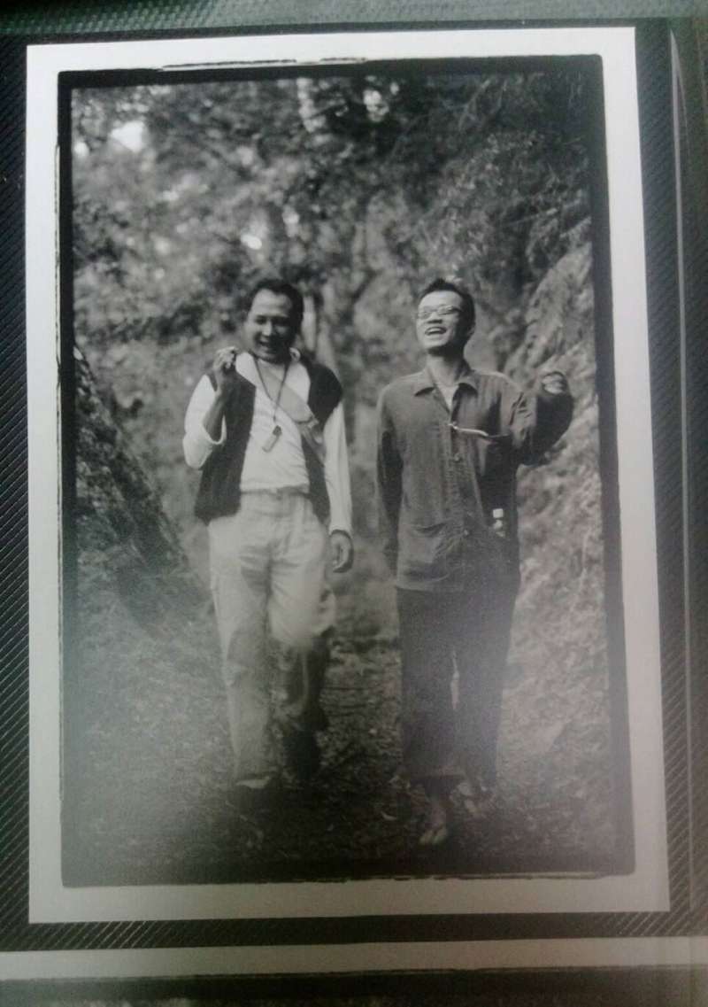 吳朋奉與郝志亮年輕時常到台灣各地遊山玩水,圖為兩人在玉山國家公園「中之關步道」。(圖/文化+) 吳朋奉與郝志亮年輕時常到台灣各地遊山玩水,圖為兩人在玉山國家公園「中之關步道」。(圖/文化+)