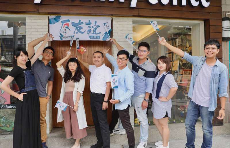 侯友宜(左四)推出「厚友誼」布條等宣傳小物讓支持者索取,落實「網路樁腳」概念。(翻攝自侯友宜臉書) 侯友宜(左四)推出「厚友誼」布條等宣傳小物讓支持者索取,落實「網路樁腳」概念。(翻攝自侯友宜臉書)