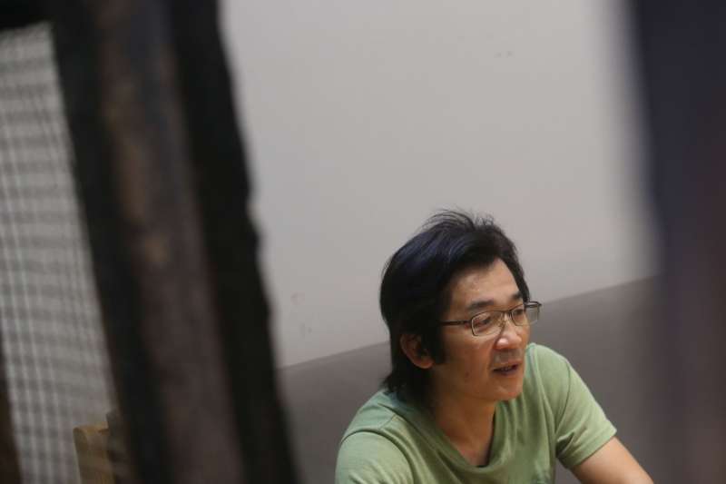 很多人說台灣看起來像番薯,他卻認為台灣像個大著肚子的母親。(圖/文化+) 很多人說台灣看起來像番薯,他卻認為台灣像個大著肚子的母親。(圖/文化+)