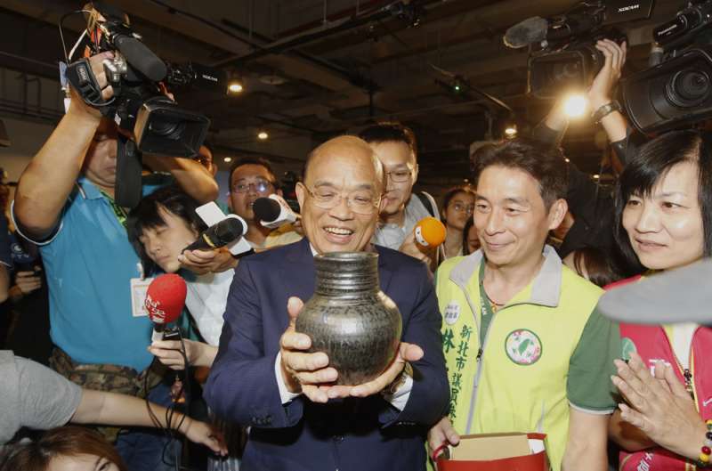 此次選舉中大型造勢活動已減少,候選人如蘇貞昌(中)等人都在努力凝聚網路動員力。(柯承惠攝) 此次選舉中大型造勢活動已減少,候選人如蘇貞昌(中)等人都在努力凝聚網路動員力。(柯承惠攝)