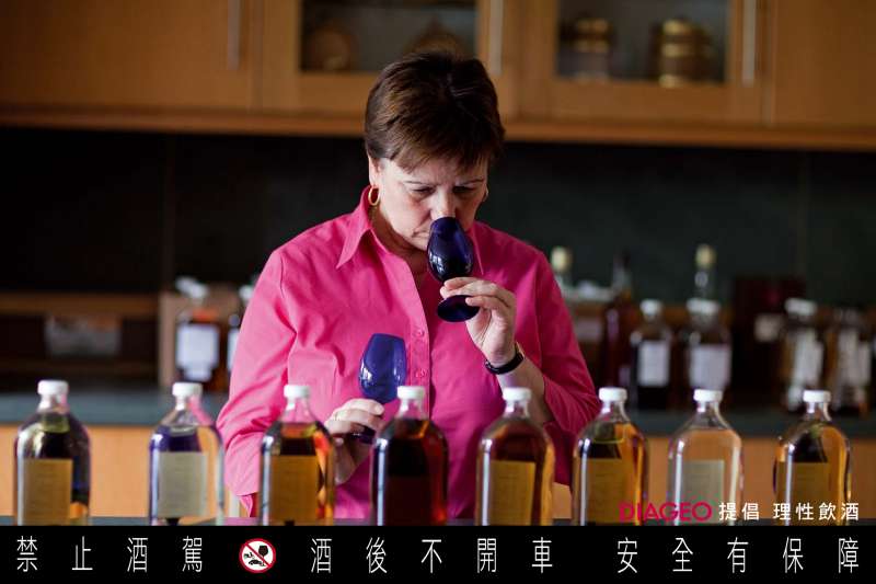 蘇格蘭少見的女性首席調酒師Maureen Robinson,確保蘇格登威士忌能擁有完美的平衡感。(圖/蘇格登) 蘇格蘭少見的女性首席調酒師Maureen Robinson,確保蘇格登威士忌能擁有完美的平衡感。(圖/蘇格登)
