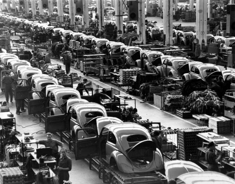 1954年,福斯位在德國狼堡的車廠,大量生產金龜車中。(美聯社) 1954年,福斯位在德國狼堡的車廠,大量生產金龜車中。(美聯社)