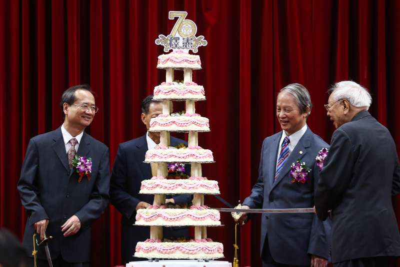 20181917-司法院釋憲七十周年慶祝大會,現任與前任院長上台合影。(陳品佑攝) 20181917-司法院釋憲七十周年慶祝大會,現任與前任院長上台合影。(陳品佑攝)
