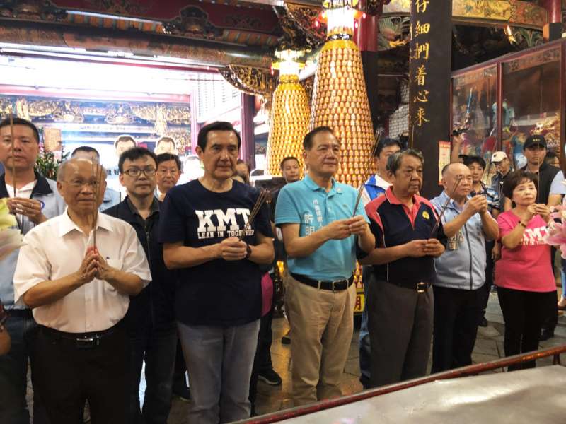 馬英九在前新竹市長林政則(左一)、許明財陪同下,前往新竹城隍廟參拜祈福。(圖/許明財競選總部提供) 馬英九在前新竹市長林政則(左一)、許明財陪同下,前往新竹城隍廟參拜祈福。(圖/許明財競選總部提供)