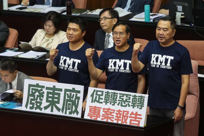 20180921-國民黨立委顏寬恒、簡東明、徐志榮21日於立院總質詢時,以「廢東廠」等標語佔領行政院長座位,要求行政院長賴清德道歉。(顏麟宇攝) 20180921-國民黨立委顏寬恒、簡東明、徐志榮21日於立院總質詢時,以「廢東廠」等標語佔領行政院長座位,要求行政院長賴清德道歉。(顏麟宇攝)