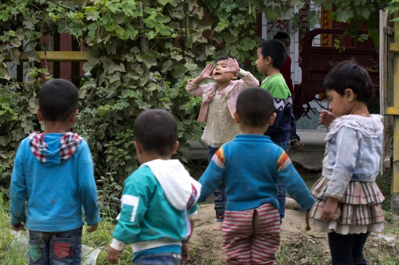 中國大肆迫害新疆維吾爾人,甚至讓他們的下一代成為「有爸媽的孤兒」(AP) 中國大肆迫害新疆維吾爾人,甚至讓他們的下一代成為「有爸媽的孤兒」(AP)