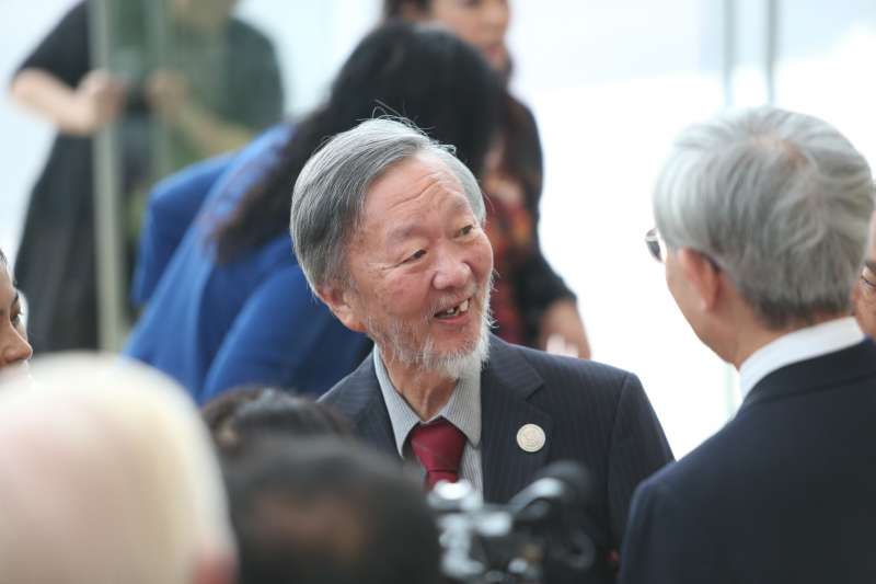2009年諾貝爾物理學獎得主、「光纖之父」高錕(香港中文大學) 2009年諾貝爾物理學獎得主、「光纖之父」高錕(香港中文大學)