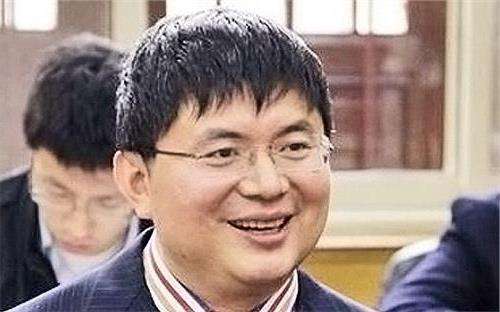 一手打造明天集團、號稱總資產達3兆人民幣的神秘富豪肖建華,去年初從香港四季酒店神秘失蹤後,多次被傳死訊,如今媒體報導,他即將在中國受到審判。(圖片來源:中國名人網) 一手打造明天集團、號稱總資產達3兆人民幣的神秘富豪肖建華,去年初從香港四季酒店神秘失蹤後,多次被傳死訊,如今媒體報導,他即將在中國受到審判。(圖片來源:中國名人網)