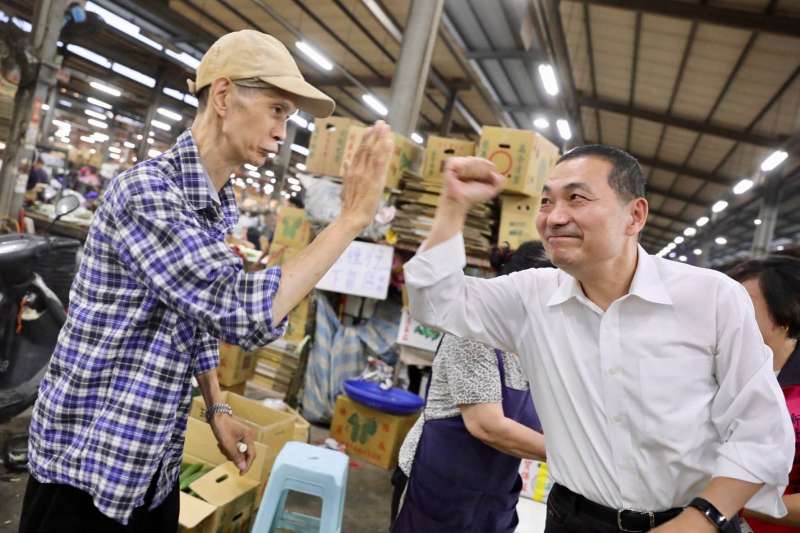 國民黨新北市長侯友宜曾是民進黨鎖定的「選將」,改披藍袍,就成了民進黨「除垢」的指標(而且目前為止是唯一)人物。(侯友宜競選辦公室) 國民黨新北市長侯友宜曾是民進黨鎖定的「選將」,改披藍袍,就成了民進黨「除垢」的指標(而且目前為止是唯一)人物。(侯友宜競選辦公室)