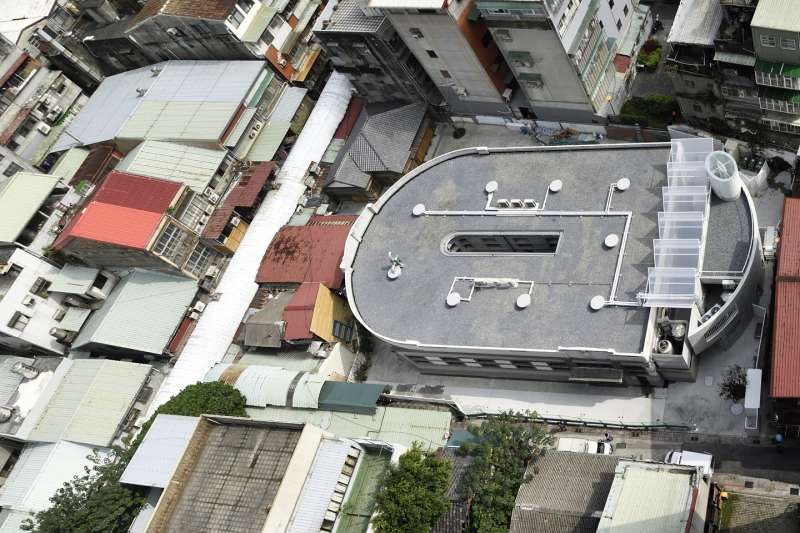 從空中俯瞰,馬蹄形建築外觀。(圖/瘋設計) 從空中俯瞰,馬蹄形建築外觀。(圖/瘋設計)