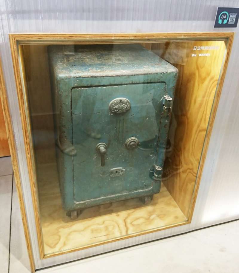 管理員辦公室內發現的保險箱,由於鑰匙遺失暫時無法開啟。(圖/瘋設計) 管理員辦公室內發現的保險箱,由於鑰匙遺失暫時無法開啟。(圖/瘋設計)
