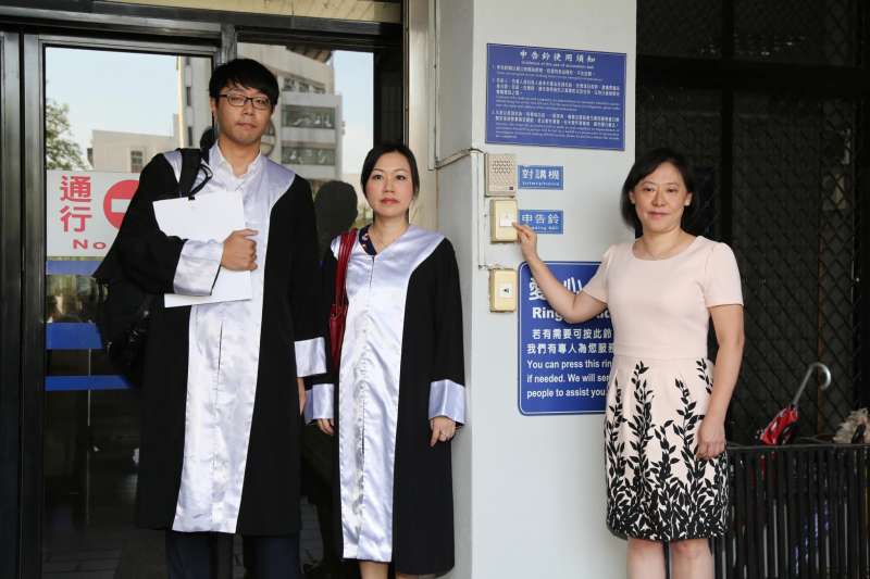 20181002-台中市長林佳龍夫人廖婉如,日前遭控代夫主持會議並涉及花博標案,對此今(2)廖婉如在律師陪同下到台中地檢署按鈴控告三人誹謗。(圖/林佳龍競選總部提供) 20181002-台中市長林佳龍夫人廖婉如,日前遭控代夫主持會議並涉及花博標案,對此今(2)廖婉如在律師陪同下到台中地檢署按鈴控告三人誹謗。(圖/林佳龍競選總部提供)