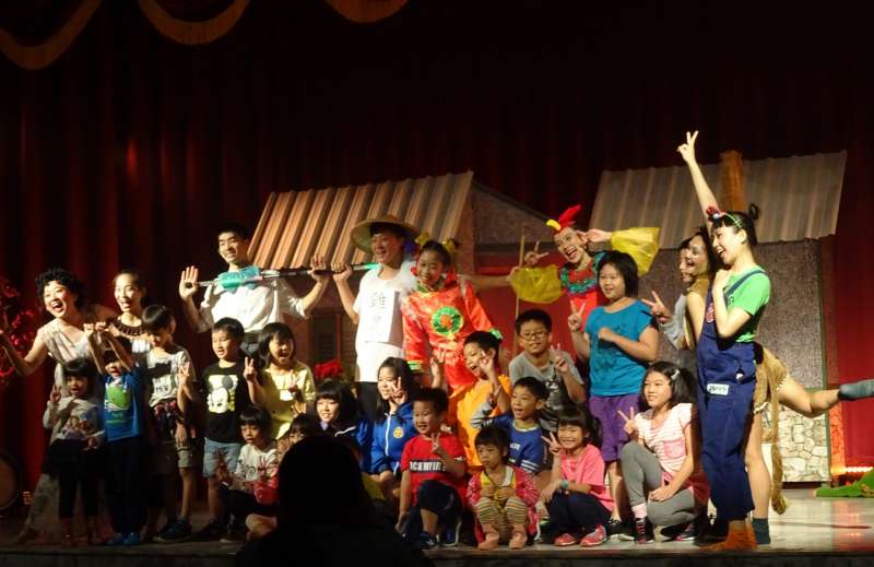 「極至體能舞蹈團」邀請小朋友上台一起互動，現場歡樂氣氛嗨到最高點。（圖／國立新竹生活美學館提供）