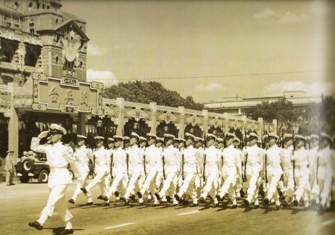 tijanboo:圖一:國軍正步1,,此照片為海軍官校學生參加民國46年(1957年)國慶閱兵之資料照片。(作者提供) tijanboo:圖一:國軍正步1,,此照片為海軍官校學生參加民國46年(1957年)國慶閱兵之資料照片。(作者提供)