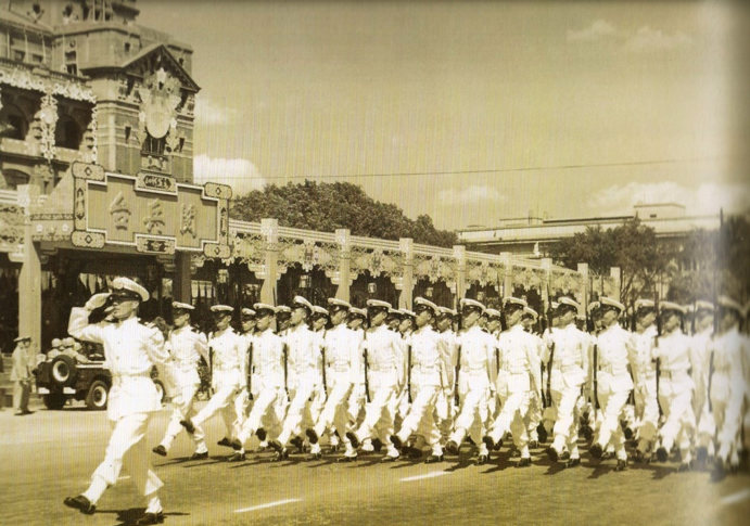 tijanboo：圖一：國軍正步1，，此照片為海軍官校學生參加民國46年（1957年）國慶閱兵之資料照片。（作者提供）