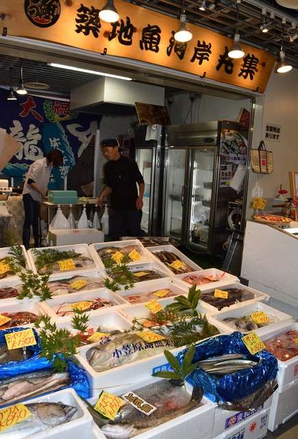 築地魚河岸的鮮魚店擺出許多新鮮魚類,據說餐飲店等業者也會前來採購(圖/潮日本) 築地魚河岸的鮮魚店擺出許多新鮮魚類,據說餐飲店等業者也會前來採購(圖/潮日本)