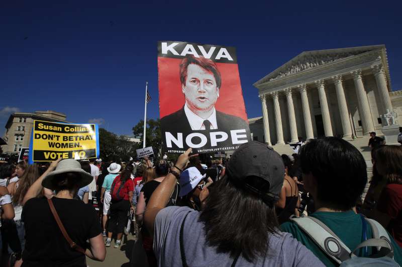 群眾聚集在美國最高法院前,抗議卡瓦諾任命案。(AP) 群眾聚集在美國最高法院前,抗議卡瓦諾任命案。(AP)