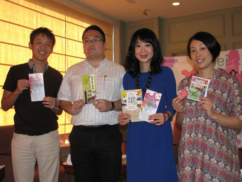2012年台北市政府觀光傳播局長趙心屏(右2)帶隊赴日推展觀光,在東京帝國飯店的推介會上邀請旅遊作家青木由香(右1)等3位日籍台北旅遊達人介紹台北觀光。(圖/文化+提供) 2012年台北市政府觀光傳播局長趙心屏(右2)帶隊赴日推展觀光,在東京帝國飯店的推介會上邀請旅遊作家青木由香(右1)等3位日籍台北旅遊達人介紹台北觀光。(圖/文化+提供)