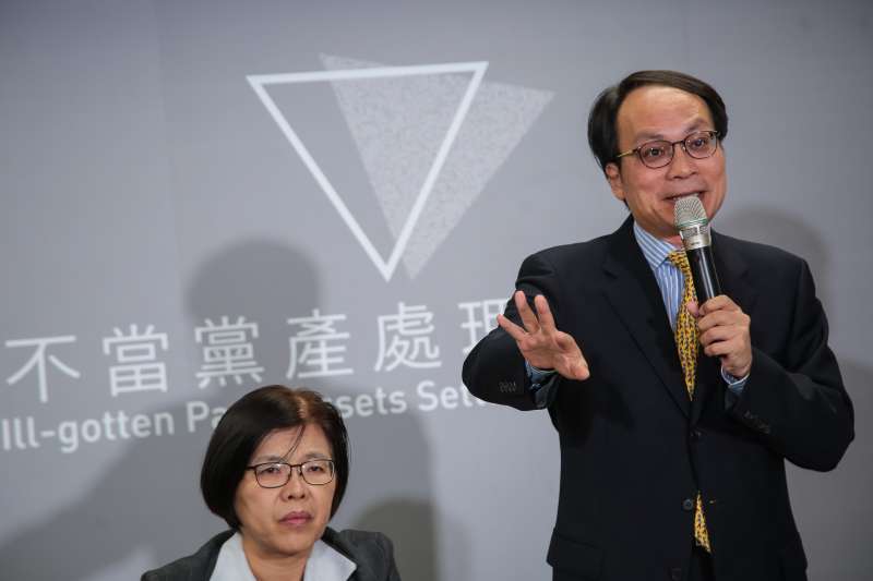 20181009-黨產會9日決議中影股份有限公司為中國國民黨之附隨組織,並由主委林峯正(右)、副主委施錦芳(左)召開記者會說明。(顏麟宇攝) 20181009-黨產會9日決議中影股份有限公司為中國國民黨之附隨組織,並由主委林峯正(右)、副主委施錦芳(左)召開記者會說明。(顏麟宇攝)