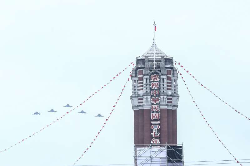 20181010-活動壓軸則由5架幻象2000戰機編成任務部隊,飛越總統府上方為國慶畫下句點(陳品佑攝) 20181010-活動壓軸則由5架幻象2000戰機編成任務部隊,飛越總統府上方為國慶畫下句點(陳品佑攝)