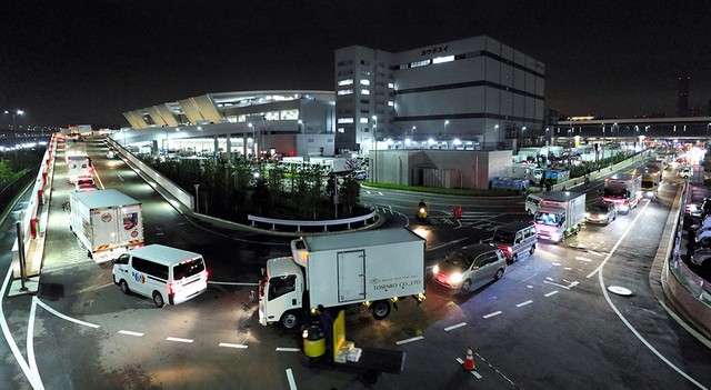 開往豐洲市場水產中盤賣場棟的貨車及車輛擠得坡道水洩不通(圖/潮日本) 開往豐洲市場水產中盤賣場棟的貨車及車輛擠得坡道水洩不通(圖/潮日本)