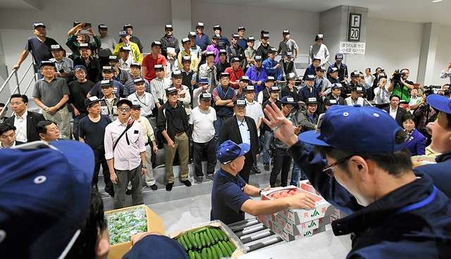 蔬果競拍在氣勢十足的吆喝聲下進行(圖/潮日本) 蔬果競拍在氣勢十足的吆喝聲下進行(圖/潮日本)