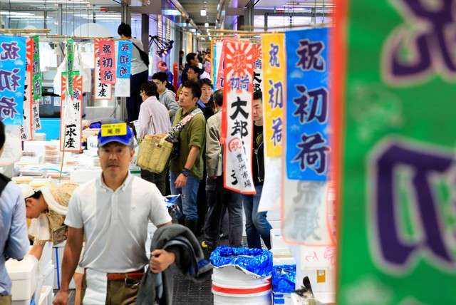 豐洲市場的水產中盤賣場棟熱鬧不已,店鋪門口前掛著首批進貨的慶祝旗幟(圖/潮日本) 豐洲市場的水產中盤賣場棟熱鬧不已,店鋪門口前掛著首批進貨的慶祝旗幟(圖/潮日本)