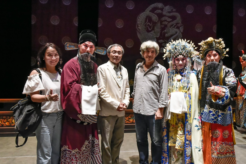 左起國光團團長張育華、唐文華、傳統藝術中心主任陳濟民、作者、劉海苑、劉化蒂(國光劇團提供) 左起國光團團長張育華、唐文華、傳統藝術中心主任陳濟民、作者、劉海苑、劉化蒂(國光劇團提供)