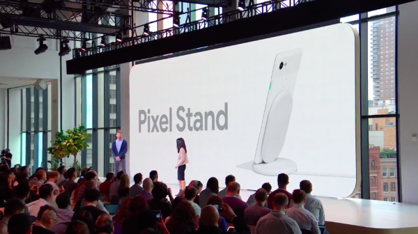 Pixel Stand讓用戶插上Pixel手機,無線充電。(圖/Google直播YouTube截圖,數位時代提供) Pixel Stand讓用戶插上Pixel手機,無線充電。(圖/Google直播YouTube截圖,數位時代提供)