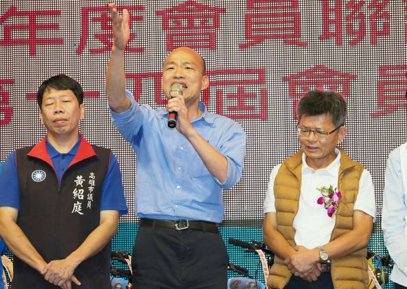 國民黨高雄市長參選人韓國瑜13日出席高雄縣同鄉會會員大會，站在韓國瑜右方的是前高雄縣長楊秋興。（新新聞林瑞慶攝）.jpg