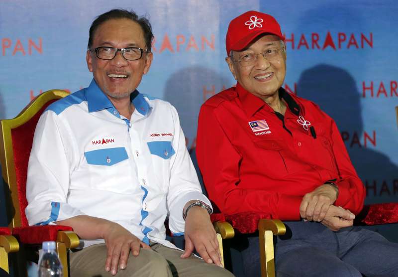 2018年10之13日,馬來西亞前副總理安華(Anwar Ibrahim,左)贏得國會議員補選,未來有可能接下馬哈地(Mahathir Mohamad,右)的總理寶座(AP) 2018年10之13日,馬來西亞前副總理安華(Anwar Ibrahim,左)贏得國會議員補選,未來有可能接下馬哈地(Mahathir Mohamad,右)的總理寶座(AP)