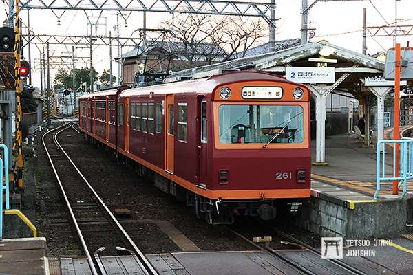 仍為近鐵時代的內部線，車身是當時近鐵狹軌線的舊塗裝。（圖／陳威臣攝｜想想論壇提供）