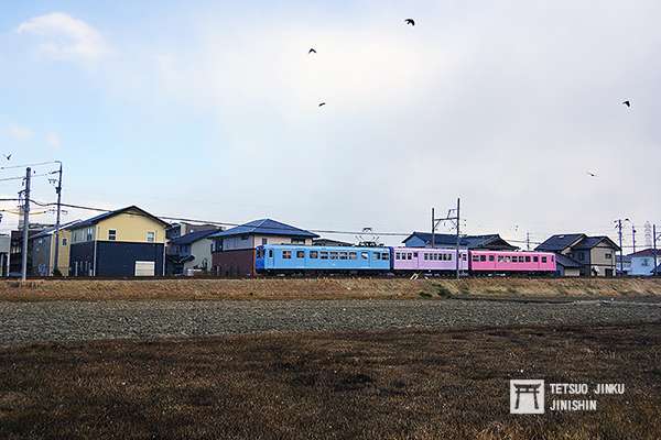 四日市明日狹軌鐵道線絕大部分的路段都在住宅區,但車廂小巧可愛,而且塗裝五彩繽紛,相當有既視感。(圖/陳威臣攝|想想論壇提供) 四日市明日狹軌鐵道線絕大部分的路段都在住宅區,但車廂小巧可愛,而且塗裝五彩繽紛,相當有既視感。(圖/陳威臣攝|想想論壇提供)