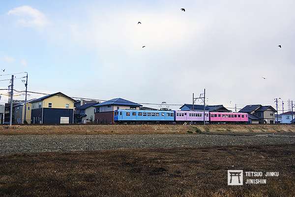 四日市明日狹軌鐵道線絕大部分的路段都在住宅區，但車廂小巧可愛，而且塗裝五彩繽紛，相當有既視感。（圖／陳威臣攝｜想想論壇提供）