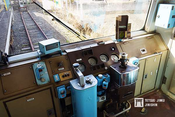 由於軌距僅有762mm,因此車輛的運轉室,也顯得十分陽春。(圖/陳威臣攝|想想論壇提供) 由於軌距僅有762mm,因此車輛的運轉室,也顯得十分陽春。(圖/陳威臣攝|想想論壇提供)