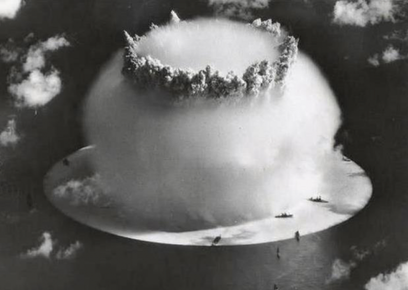 ss-ks-zeT圖二:「Baker Shot」水下試爆試驗照片。(來自維基百科)。 ss-ks-zeT圖二:「Baker Shot」水下試爆試驗照片。(來自維基百科)。